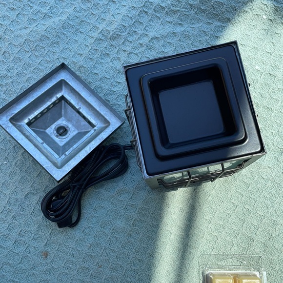 ED by Ellen Warmer - Picture 5 of 7